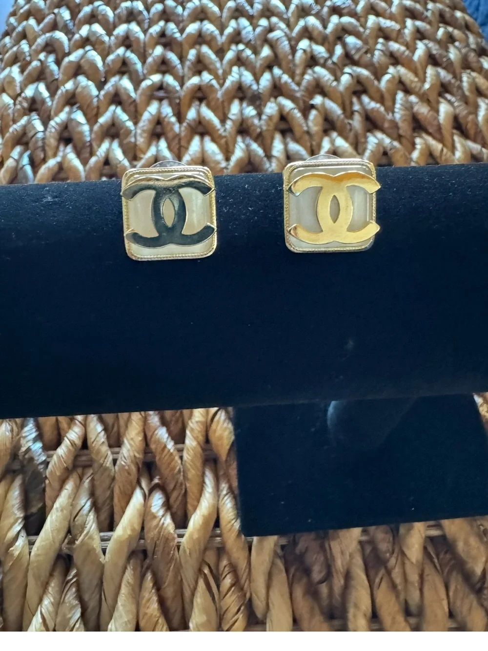 Stunning Authentic Chanel A22S Coco Mark Square Earrings Gold WS8034